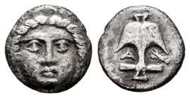 Tracia. Apollonia Pontika. Dióbolo. Siglo IV a.C. (Topalov-Apollonia 56). (SNG BM Black Sea-167). (Sng Cop-459). Anv.: Cabeza de frente de Apolo. Rev....