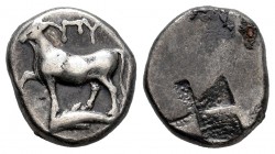 Tracia. Byzantion. Tetróbolo. 340-320 a.C. (Cnt-6270). (Schönert-Geiss-236-590). (Hgc-3.2, 591-642). Anv.: Vaca marchando a izquierda sobre delfín, en...