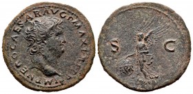 Nerón. As. 65 d.C. Roma. (Spink-1976). (Ric-312). Rev.: S C. Victoria alada de pie a izquierda con un escudo con la inscripción (SP)QR. Ae. 10,56 g. M...