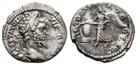 Septimio Severo. Denario. 199 d.C. Roma. (Spink-6381). (Ric-144). (Seaby-719). Rev.: VICTORIAE AVGG FEL. Ag. 2,66 g. MBC+. Est...40,00.
