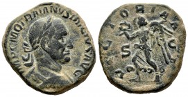 Trajano Decio. As. 249 d.C. Roma. (Spink-9409). (Ric-108a). Rev.: VICTORIA A(VG) SC. Victoria avanzando a izquierda con corona y palma. Ae. 18,10 g. M...