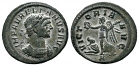 Aureliano. Denario. 274-275 d.C. Roma. (Spink-11641). (Ric-73). Rev.: VICTORIA AVG. Victoria avanzando a izquierda con guirnalda y palma, a sus pies c...