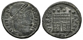 Constantino I. Follis. 327-328 d.C. Arles. (Ric-313). Anv.: CONSTANTINVS AVG. Cabeza laureada a derecha. Rev.: VIRTVS AVGG. Puerta de campamento, Con ...