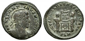 Constantino I. Follis. 319-320 d.C. Londres. (Ric-161). Anv.: CONSTANTINVS AVG. Busto con casco y coraza a derecha. Rev.: VICTORIAE LAETAE PRINC PERP,...