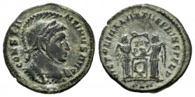 Constantino I. Follis. 319-320 d.C. Londres. (Ric-161 var). Anv.: CONSTANTINVS AVG. Busto con casco y coraza a derecha. Rev.: VICTORIAE LAETAE PRINC P...