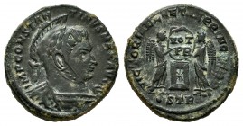 Constantino I. Follis. 319 d.C. Treveri. (Ric-213). Anv.: IMP CONSTANTINVS MAX AVG. Busto con casco y coraza a derecha. Rev.: VICTORIAE LAETAE PRINC P...