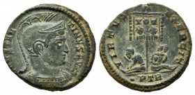 Constantino I. Follis. 320 d.C. Treveri. (Ric-266). Anv.: CONSTANTINVS AVG. Busto con casco y coraza a derecha. Rev.: VIRTVS EXERCIT. Vexilum con insc...