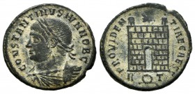 Constantino II. Follis. 326 d.C. Roma. (Ric-289). Anv.: CONSTANTINVS IVN NOB C. Busto laureado con coraza a izquierda. Rev.: PROVIDENTIAE CAESS. Puert...