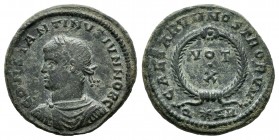 Constantino II. Follis. 322-323 d.C. Arles. (Ric-255 var). Anv.: CONSTANTINVS IVN NOB C. Busto laureado, con coraza a izquierda. Rev.: CAESARVM NOSTRO...