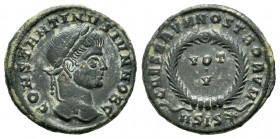 Constantino II. Follis. 320-321 d.C. Siscia. (Ric-163). Anv.: CONSTANTINVS IVN NOB C. Cabeza laureada a derecha. Rev.: CAESARVM NOSTRORVM. VOT V dentr...