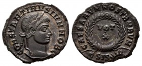 Constantino II. Follis. 321-324 d.C. Siscia. (Ric-182). Anv.: CONSTANTINVS IVN NOB C. Cabeza laureada a derecha. Rev.: CAESARVM NOSTRORVM. VOT X dentr...