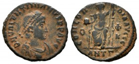 Valentiniano II. Follis. 375-392 d.C. Antioquía. (Ric-46). (Cohen-8). (Lrbc-2696). Anv.: D N VALENTINIANVS P F AVG. Busto con diadema de perlas y cora...