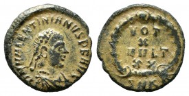 Valentiniano II. 1/2 centenional. 383-388 d.C. Cyzicus. (Cohen-73). Anv.: D N VALENTINIANVS IVN P F AVG. Busto con diadema de perlas y drapeado a dere...