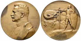 Austria. Medalla. 1914-1915. Anv.: Conrad von Hötzendorf (Jefe del estado mayor). Rev.: Jefe del estado con armadura frente a dragón. Ln. 65 mm. BC+. ...