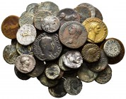 Lote de 105 monedas de época antigua, en su amplia mayoría pequeños bronces del Imperio Romano. IMPESCINDIBLE EXAMINAR. Est...400,00.