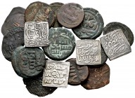 Lote de 17 monedas Islámicas. Conteniendo numerosos felus Omeyas, Dirham Taifa Málaga y cuatro dirham Almohades. Ae/Ag. A EXAMINAR. RC/MBC+. Est...60,...