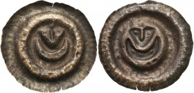 Medieval coins 
POLSKA/POLAND/POLEN/SCHLESIEN

Silesia przełom XIII/XIV w. brakteat szeroki z literą V na półksiężycu - RARE 

Rzadko spotykany m...