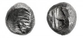 Hemidracma focense (515-500 a.C.). Tipo tesoro Auriol. A/ Cinco líneas dispuestas en arco ¿Cabeza de Hércules? R/ Cuadrado cuatripartito incuso, divid...