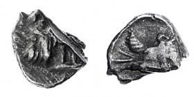 EMPORION. Óbolo (mediados del s. V a.C.). A/ Cabeza de Sátiro a izq. R/ Rayo alado. Diseños tomados de Naxos. Fragmento del 60%. AR 0,45 g. CC-21, mis...