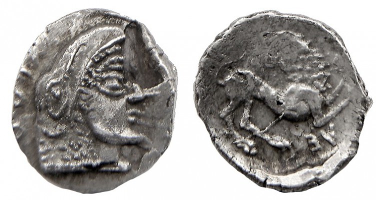 EMPORION. Óbolo (primera mitad del s. IV a.C.). A/ Cabeza cubierta con cabeza de...