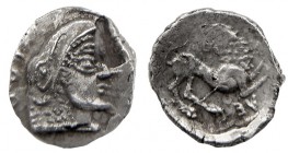 EMPORION. Óbolo (primera mitad del s. IV a.C.). A/ Cabeza cubierta con cabeza de águila, detrás ley. griega: EMPOR. R/ León a der., con la cabeza vuel...