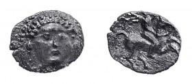 EMPORION. Óbolo (segunda mitad del s. IV a.C.). A/ Cabeza femenina de frente, ligeramente ladeada a der.; cabello de puntos. R/ Jinete con clámide a d...