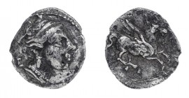EMPORION. Tritartemorión (241-218 a.C.). A/ Cabeza de Aretusa, de estilo evolucionado, a der. entre E y (M). R/ Pegaso a der. AR 0,56 g. CNH-21. ACIP-...