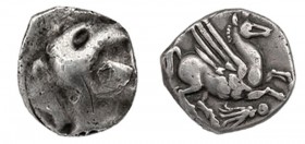 EMPORION. Dracma (principios del s. II a.C.). A/ Cabeza femenina a der., alrededor tres delfines. R/ Pegaso con cabeza modificada a der., debajo pulpo...