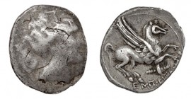 EMPORION. Dracma (principios del siglo II a.C.). A/ Cabeza femenina a der, rodeada por tres delfines no visibles. R/ Pegaso con cabeza modificada a de...