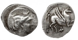 EMPORION. Dracma (principios del s. II a.C.). A/ Cabeza femenina pequeña a der., rodeada por tres delfines no visibles. R/ Pegaso con cabeza modificad...