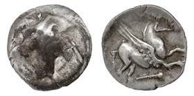 EMPORION. Dracma (principios s. II a.C.). A/ Cabeza femenina a der., rodeada de tres delfines no visibles. R/ Pegaso con cabeza modificada a der., deb...
