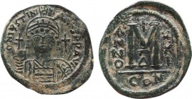 JUSTINIAN I (527-565). Follis. Constantinople.
Obv: D N IVSTINIANVS P P AVC.
Helmeted, draped and cuirassed bust facing, holding globus cruciger and s...