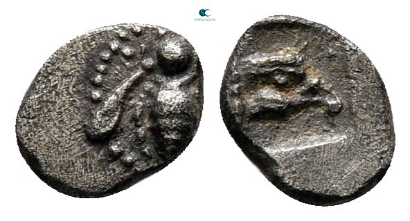 Ionia. Ephesos circa 500-420 BC. 
Tetartemorion AR

5 mm., 0,19 g.



ver...