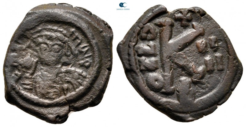 Maurice Tiberius AD 582-602. Constantinople
Half Follis or 20 Nummi Æ

21 mm....