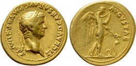 CLAUDIUS (41-54). Aureus. Rome. 

Obv: TI CLAVD CAESAR AVG P M TR P X IMP PP. 
Laureate head righ.
Rev: PACI AVGVSTAE. 
Pax-Nemesis advancing rig...