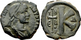 JUSTINIAN I (527-565). Half Follis. Theoupolis (Antioch). 

Obv: DN IVSTINIANVS PP AV. 
Diademed, draped and cuirassed bust right.
Rev: THEUP / E....