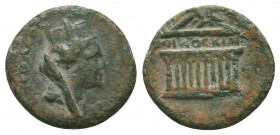 Tarsos - Cilicia - Tyche Bronze. 117-192 AD. Obv: TARCOY MHTROPOLE legend with turreted, veiled and draped bust of of Tyche right. Rev: KOINOC KILIKI-...