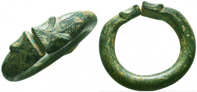 Very Large Decorated solid bronze bracelet
Condition: Very Fine

Weight: 113,9 g...