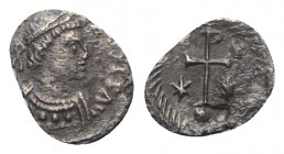 Justinian I (527-565). AR Half Siliqua (11mm, 0.52g, 6h). Ravenna. Diademed, draped and cuirassed bust r. R/ Rho-headed cross, surmounting globus; sta...