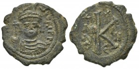 Maurice Tiberius (582-602). Æ 20 Nummi (24mm, 5.83g, 6h). Constantinople, year 7 (588/9). Diademed, helmeted and cuirassed facing bust, holding globus...