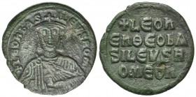 Leo VI (886-912). Æ 40 Nummi (26.5mm, 7.31g, 6h). Constantinople. Facing bust, wearing crown and chlamys, holding akakia. R/ Legend in four lines acro...