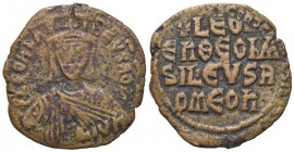 Leo VI (886-912). Æ 40 Nummi (27mm, 6.14g, 6h). Constantinople. Facing bust, wearing crown and chlamys, holding akakia. R/ Legend in four lines across...
