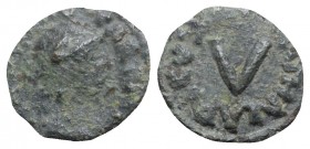 Ostrogoths, Athalaric (526-534). Æ 5 Nummi (12mm, 0.82g, 6h). Rome. Helmeted bust of Roma r. R/ + D N ATHALARICVS around V. COI 87a; cf. BMC 60; MEC 1...
