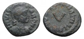 Ostrogoths, Athalaric (526-534). Æ 5 Nummi (13.5mm, 1.60g, 6h). Rome. Helmeted bust of Roma r. R/ + D N ATHALARICVS REX around V. COI 87b; BMC 60; MEC...