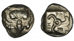 LICIA. Dinastas de Licia. Mithrapata. Dióbolo. (460-360 a.C.). A/ Cabeza de león de frente. R/ Trisquel dentro de cuadrado incuso. AR 1,35 g. 10,8 mm....