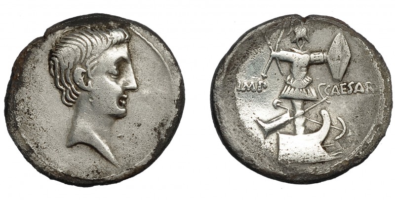 AUGUSTO. Denario. Ceca incierta (29-27 a.C.)). R/ Trofeo navel, en la base proa ...