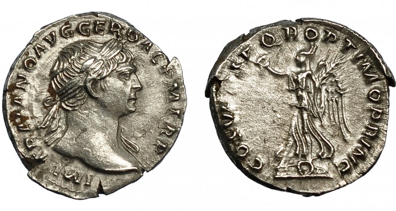 TRAJANO. Denario. Roma (103-111). R/ Victoria avanzando a izq. sobre escudos con...