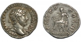 ADRIANO. Denario. Roma (121-123). R/ Concordia sentada a izq.; exergo CONCORD P M TR P COS III. AR 3,31 g. 18,4 mm. RIC-550. MBC+.