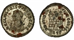 CRISPO. Follis reducido. Heraclea (316-317). R/ Puerta de campamento con dos torretas; exergo MHTG (gamma). VE 3,06 g. 18,1 mm. RIC-17. Hoja en anv. y...