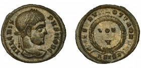 CONSTANTINO II (como césar). Follis. Siscia (320-321). VOT/V dentro de láurea, exergo ASIS*. VE 3,02 g. 20 mm. RIC-163. EBC.